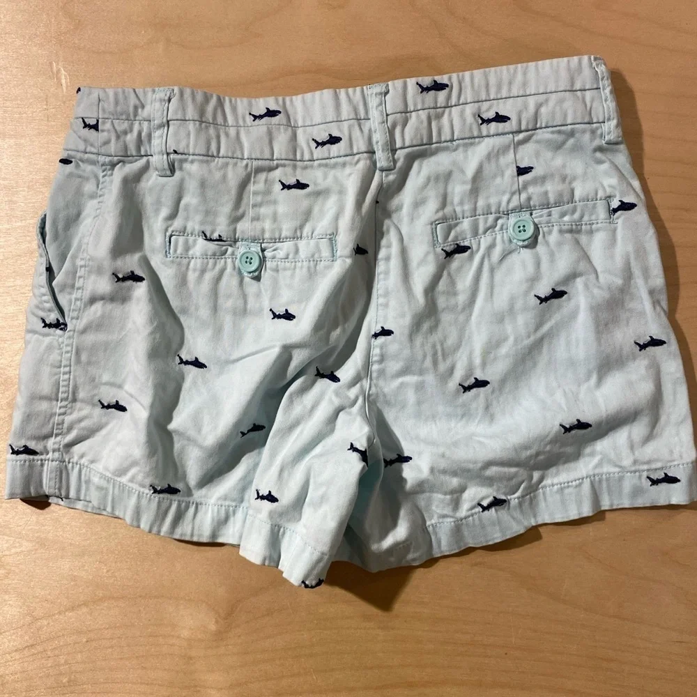 British Khaki Light Blue Shark Print Women's Shorts 4 (OM)